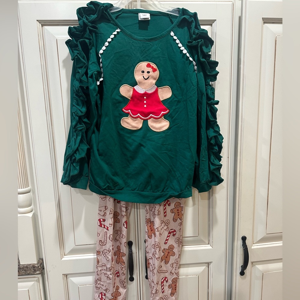 Kids 2-piece Christmas l outfit with Gingerbread Design